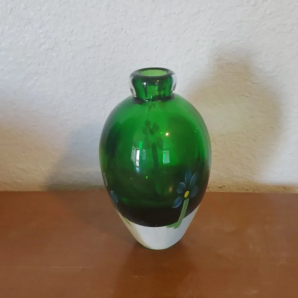 Gorgeous Designs Green Glass Vase – Leaf Motif – 6